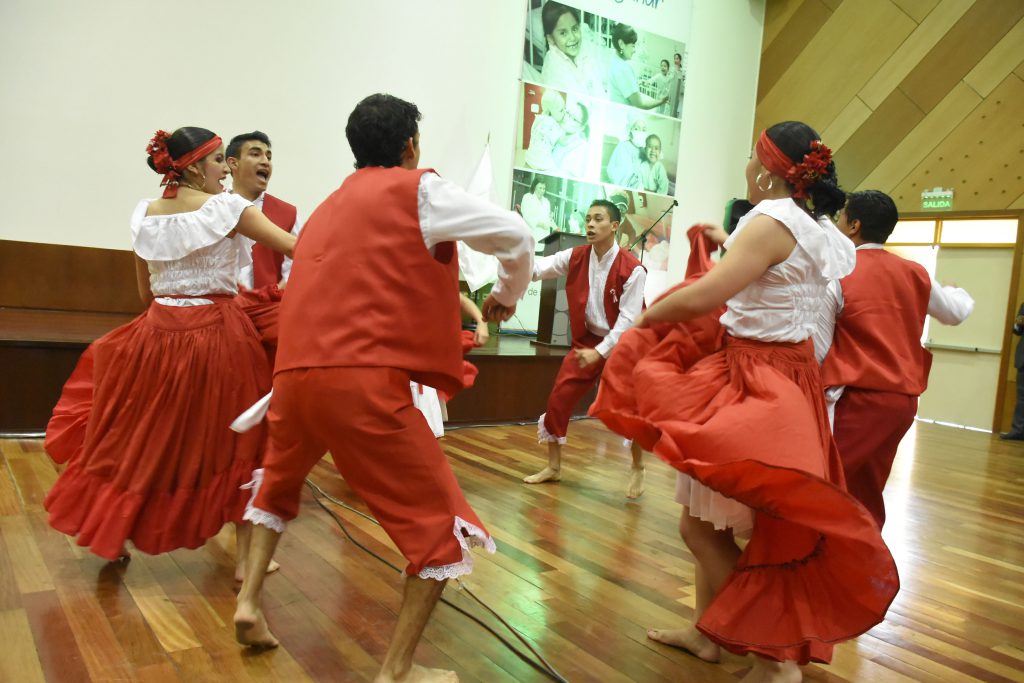 PERSONAL DEL INSN SAN BORJA CELEBRA 196 ANIVERSARIO PATRIO JUNTO A