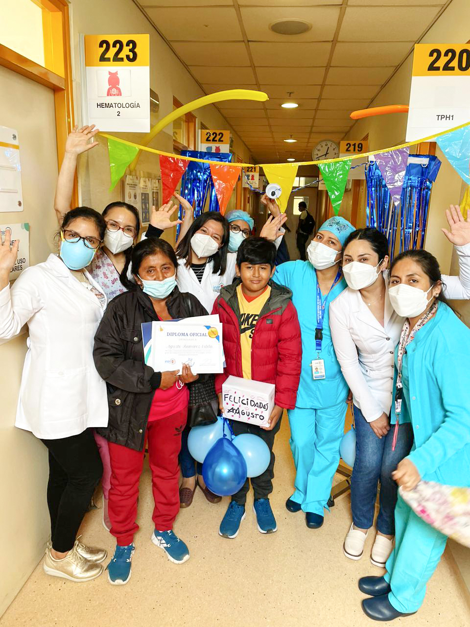 INSN SAN BORJA NIÑO SUPERA A LA LEUCEMIA Y LO CELEBRA TOCANDO UNA